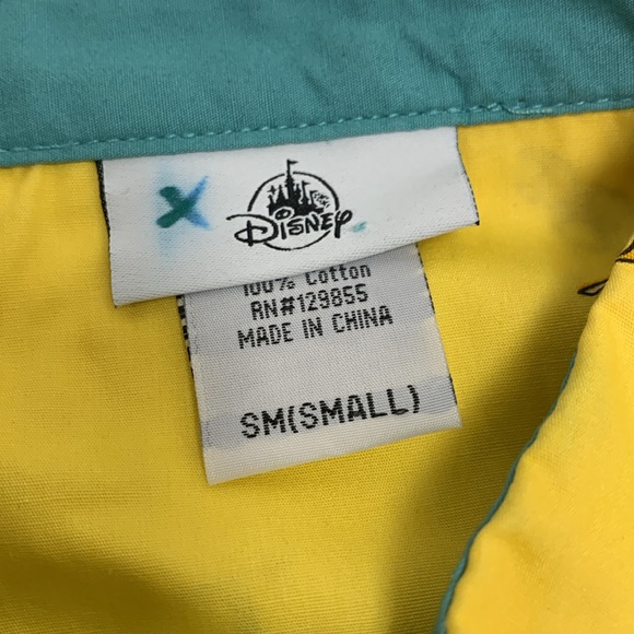 NEW Disney Camp Shirt Button Down Moana Hei-Hei Yellow Men’s Small - Picture 6 of 12